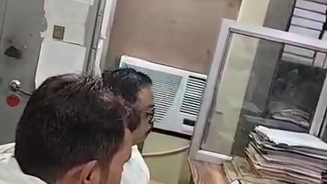 *सपा नेता ने अवैध वसूली का वीडियों सोशल मीडिया पर किया वायरल*

बांदा
उपनिबंधक कार्यालय सदर तहसील बाँदा में रजिस्ट्री कराने पर की जा रहीं हैं अवैध वसूली। भ्रष्टाचार में संलिप्त कर्मचारियों 
अधिकारियों पर कार्यवाही न होने से उपनिबंधक कार्यालय सदर तहसील बाँदा में खुलेआम कमीशनखोरी चल रहीं हैं।