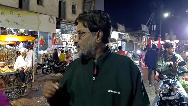 भाजी मार्केट येथे पाण्याची पाईपलाईन लिकेज,रस्त्यावर पाणी,नागरिकांना त्रास