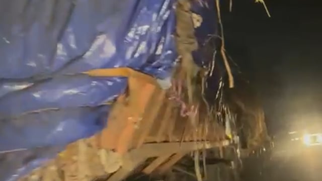 शाहपुर से गुजरती कूड़े की गाड़िया, पीछे पीछे भारतीय किसान यूनियन अराजनैतिक के लोग