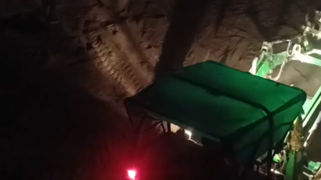 ▶️.....खबर लखनऊ थाना काकोरी से •
काकोरी थाना क्षेत्र के ग्राम मंडोली में रात्रि के समय अवैध खनन जारी, जिम्मेदार मौन
लखनऊ।
थाना काकोरी क्षेत्र के अंतर्गत ग्राम मंडोली में रात के अंधेरे में ट्रैक्टर-ट्रॉली के माध्यम से कथित तौर पर अवैध खनन किए जाने का मामला सामने आ रहा है। 
स्थानीय ग्रामीणों के अनुसार, लगभग रोज़ाना रात के समय मिट्टी का अवैध खनन कर उसे ट्रैक्टर-ट्रॉली से बाहर ले जाया जा रहा है।
औऱ महंगे दामों मे बाहर बेचा जा रहा है 