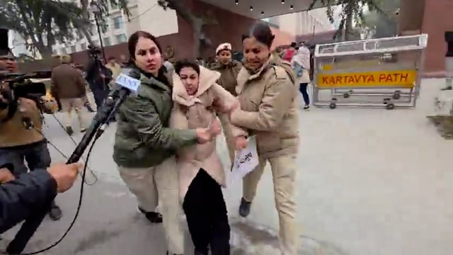 बड़ी खबर-

*बंगाल के ED बवाल पर दिल्ली में गृह मंत्रालय के बाहर प्रदर्शन*

प्रदर्शन के दौरान TMC सांसद महुआ मोइत्रा, कीर्ति आज़ाद, डेरेक ओ’ब्रायन समेत 8 सांसदों को पुलिस ने हिरासत में लिया
