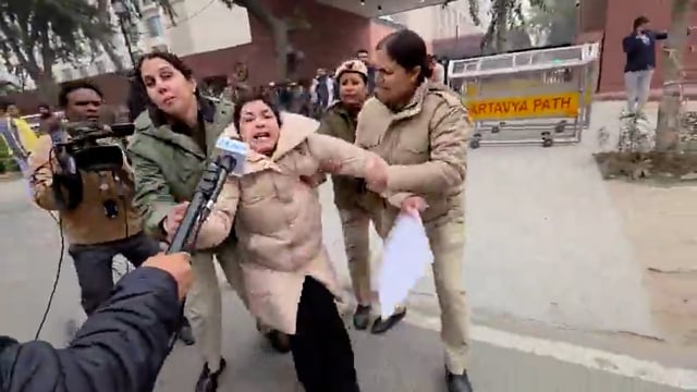 बड़ी खबर-

बंगाल के बवाल पर दिल्ली में गृह मंत्रालय के बाहर प्रदर्शन

प्रदर्शन के दौरान TMC सांसद महुआ मोइत्रा, कीर्ति आज़ाद, डेरेक ओ’ब्रायन समेत 8 सांसदों को पुलिस ने हिरासत में लिया