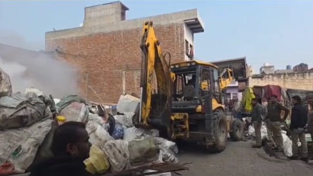 MANT- अमर कॉलोनी में संदिग्ध मांस प्रकरण, आग लगाकर सबूत मिटाने का प्रयास,,