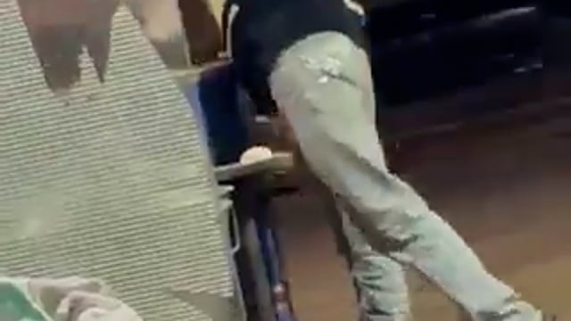 ▶️.....इस घटिया आदमी को देखिए किस तरह से यह थूककर रोटी बना रहा है
मामला यूपी के गाजियाबाद ए-वन चिकन पॉइंट का है
 इनका नाम जावेद अंसारी बताया जा रहा है