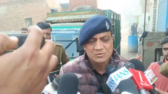 मथुरा: अमर कॉलोनी में संदिग्ध मांस की भारी खेप बरामद, इलाके में दहशत