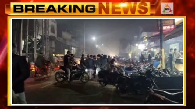 मथुरा में मंडी चौराहे के समीप भिड़े दो गुट, पुलिस को देखकर भागे।