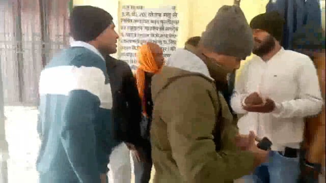 झरना मेला डाक को लेकर प्रखंड कार्यालय जानकारी लेने पहुंचे इच्छुक समूह पर बीडियो हुए आग बबूला, कार्यालय बना अखाड़ा