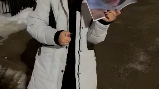 बड़ी खबर!!

*✳️ईरान में विरोध प्रदर्शन के अलग-अलग तरीक़े सामने आ रहे हैं..!*
१. एक लड़की अली ख़ामनेई की तस्वीर को अपनी सिगरेट से जला रही है।
२. ईरान में मूल रूप से पारसी समाज रहा था, जो खुली और उदार संस्कृति पसंद करता था।
*अब ईरानी, या कहें पारसी लोग, अपनी पुरानी संस्कृति वापस चाहते हैं।*
इस्लामी शासन ने वहाँ सब कुछ बदल दिया।