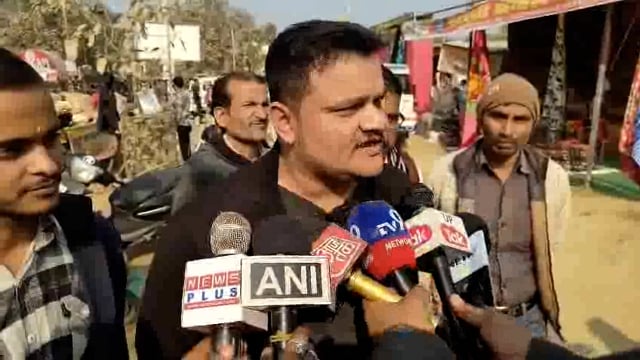 रामलीलामैदानअमेठी मेछुपाकर भगवाध्वजलगाकरपराठा नाश्तासामान बेचनेवाले मुस्लिमयुवकों परविश्वहिंदू के कार्यकर्ताओं ने विरोध 