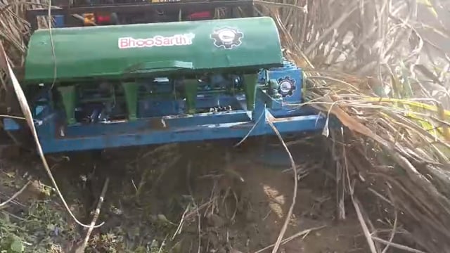 शाहजहांपुर।
गन्ना खेती को आधुनिक और लागत-प्रभावी बनाने के उद्देश्य से शाहजहांपुर स्थित गन्ना शोध प्रक्षेत्र पर गन्ना कटाई एवं छिलाई हेतु मिनी केन हारवेस्टर का सजीव प्रदर्शन किया गया। निदेशक गन्ना विकास वी.के. शुक्ल और अपर गन्ना आयुक्त डा. बी.बी. सिंह ने कहा कि यंत्रीकरण से श्रमिकों पर निर्भरता घटेगी और किसानों की लागत कम होगी। कार्यक्रम में मुरादाबाद, लखनऊ व बरेली परिक्षेत्र के अधिकारी, गन्ना समितियों के पदाधिकारी, चीनी मिल प्रतिनिधि और प्रगतिशील किसान उपस्थित रहे।