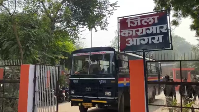 ▶️......अवैध रूप से भारत में रह रहे 38 बांग्लादेशियों को आज वापस उनके वतन भेज दिया गया है।
उत्तर प्रदेश में आगरा पुलिस ने इन लोगों को 2023 में जेल भेजा था अब इनकी सजा पूरी होने पर इन्हें बॉर्डर पर BSF के हवाले कर दिया जाएगा, वहां से वाहन से इन्हें वापस बांग्लादेश भेज दिया जाएगा।