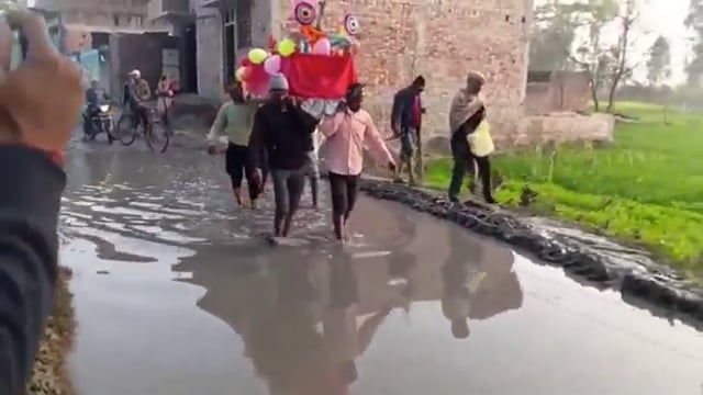 ▶️........ग्रामीण अंतिम संस्कार के लिए अर्थी लेकर जा रहे हैं और रास्ते की बदहाली खुद हालात बयां कर रही है। यह तस्वीर उत्तर प्रदेश के अमरोहा के एक गांव की बताई जा रही है, जहां कीचड़ और टूटा रास्ता ग्रामीणों की मजबूरी और व्यवस्था की हकीकत दिखाता है।