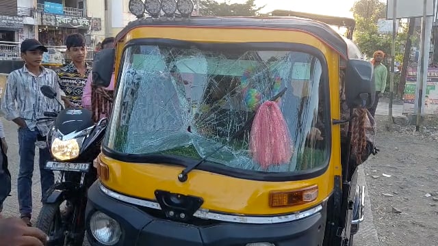 नाईक चौक देगलूर रोड येथे ट्रॅक्टरच्या धडकेत ऑटोचे नुकसान