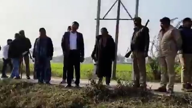 #Barabanki के हैदरगढ़ तहसील क्षेत्र के त्रिवेदीगंज ब्लॉक के नारायणपुर गांव में SDM राजेश विश्वकर्मा के नेतृत्व में बड़ी कारवाही की गई, ग्रामीणों द्वारा कब्जा की गई 28 बीघा सरकारी भूमि से ट्रेक्टर चलाकर अवैध कब्जा हटाया गया।