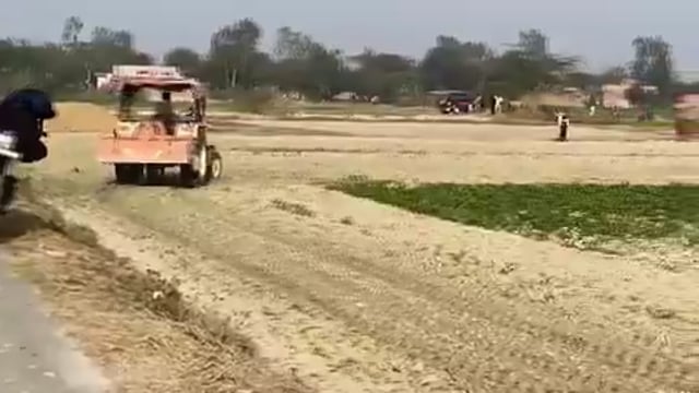 #Barabanki के हैदरगढ़ तहसील क्षेत्र के त्रिवेदीगंज ब्लॉक के नारायणपुर गांव में SDM राजेश विश्वकर्मा के नेतृत्व में बड़ी कारवाही की गई, ग्रामीणों द्वारा कब्जा की गई 28 बीघा सरकारी भूमि से ट्रेक्टर चलाकर अवैध कब्जा हटाया गया। ▶️  2 ◀️