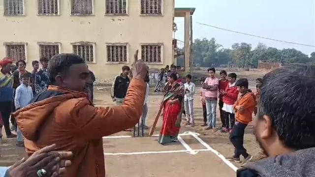 गरीबपुर मैदान पर भव्य क्रिकेट टूर्नामेंट के आयोजन का आगाज, जिला पार्षद सदस्या ने किया उद्घाटन