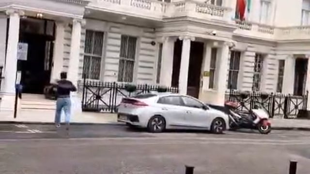 ▶️........लंदन में ईरानी दूतावास पर चढ़कर एक शाह समर्थक ने ईरान का राष्ट्रीय ध्वज उतार इस्लामिक क्रांति से पहले के शेर और सूरज के चिन्ह वाले झंडे को फहरा दिया।