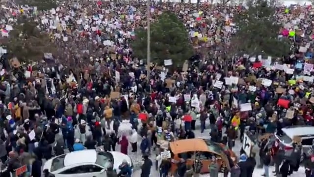 ▶️......अमरीका में बड़ा प्रोटेस्ट
कई शहरों में हो रहा है प्रदर्शन-
दो दिन पहले सुरक्षाकर्मियों ने एक महिला की हत्या कर दी थी जिसके बाद यह विरोध पूरे अमेरिका में शुरू हुआ है