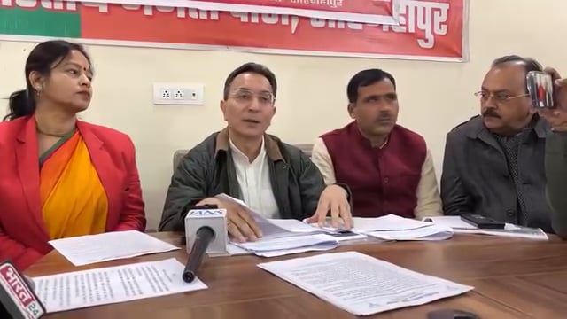 शाहजहांपुर।
केंद्रीय मंत्री जितिन प्रसाद के समक्ष जीराम जी ने ग्रामीण रोजगार से जुड़ी समस्याओं और जरूरतों पर अपनी बात रखी। उन्होंने गांवों में रोजगार के अवसर बढ़ाने, योजनाओं के प्रभावी क्रियान्वयन और मजदूरों को समय पर काम व भुगतान सुनिश्चित करने पर जोर दिया। केंद्रीय मंत्री ने उनकी बातों को ध्यान से सुना और उचित कार्रवाई का आश्वासन दिया।