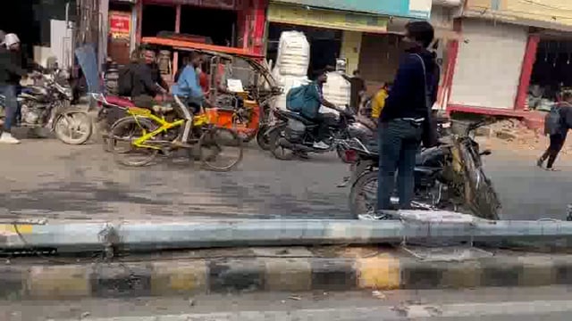 झांसी अंतिया तालाब क्षेत्र में सुबह-सुबह एक तेज रफ्तार कार अनियंत्रित होकर डिवाइडर पर चढ़ गई और फिर सड़क किनारे बने खंभे