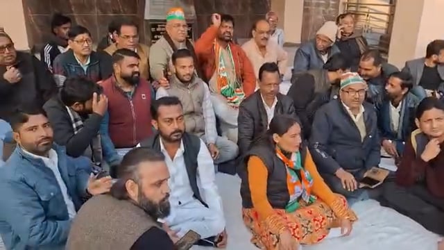 शाहजहांपुर। मनरेगा बचाओ संग्राम के अंतर्गत कांग्रेस पार्टी ने सोमवार को घंटाघर स्थित डॉ. भीमराव आंबेडकर की प्रतिमा के समक्ष एकदिवसीय उपवास किया। जिला कांग्रेस अध्यक्ष रजनीश गुप्ता व महानगर अध्यक्ष तकवीम हसन खान के नेतृत्व में आयोजित कार्यक्रम में केंद्र सरकार पर मनरेगा को कमजोर करने, बजट कटौती और मजदूरी भुगतान में देरी के आरोप लगाए गए। नेताओं ने कहा कि मनरेगा गरीबों व मजदूरों की आजीविका का आधार है और कांग्रेस इसके संरक्षण के लिए संघर्ष जारी रखेगी।