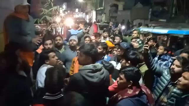 एफआईआर दर्ज न होने पर हिंदू संगठन के कार्यकर्ताओं ने चौक कोतवाली का घेराव किया
शाहजहांपुर। चौक कोतवाली क्षेत्र में एक मामले में एफआईआर दर्ज न किए जाने से नाराज हिंदू संगठन के कार्यकर्ताओं ने कोतवाली पहुंचकर प्रदर्शन किया और घेराव किया।