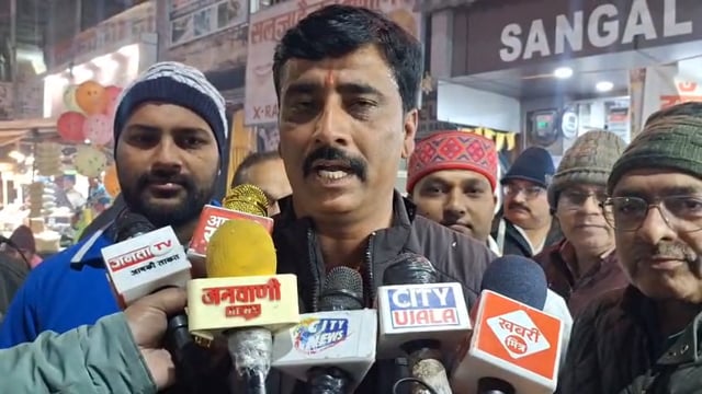 मुजफ्फरनगर में लोहड़ी पर जमकर थिरके युवा और बुजुर्ग। ऑल इंडिया एंटी करप्शन सर्विस ट्रस्ट टीम द्वारा 
झांसी रानी चौक पर लकड़ियों से लोहड़ी सजाई गई। जिला अध्यक्ष विक्की चावला ने बताया कि लोहड़ी की एक दूसरे को बधाई देने के साथ रेवड़ी और मूंगफली का लिया गया लुत्फ।