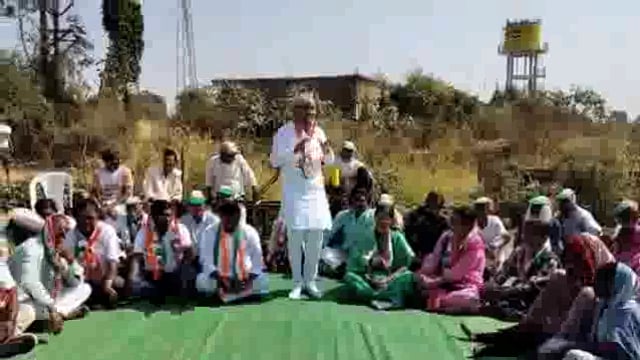 गडचिरोलीजिल्ह्यातील शिवनी येथे रस्त्यावर कॉग्रेस चे जिलाध्यक्ष ब्राम्हणवाडे यांच्या नेतृत्वात आंदोलन