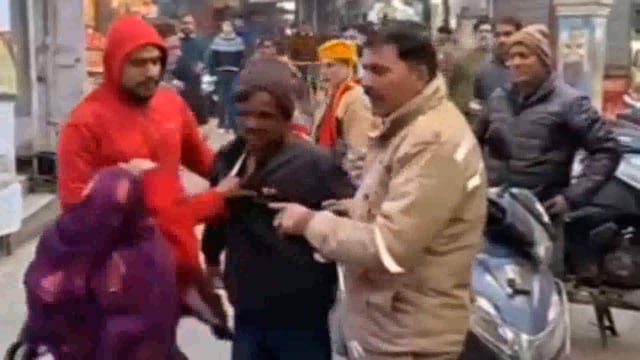 महिला पुरुष के बीच सरेराह बीच सड़क पर चले दे दनादन थप्पड़, देखकर लोग रह गए भौंचक्के, विश्राम घाट के समीप का बताया जा रहा वायरल वीडियो।