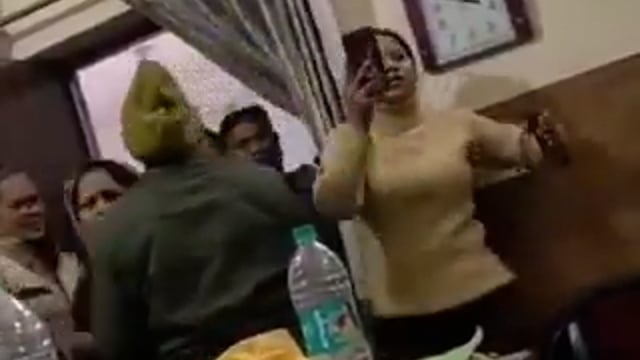 ▶️......Aligarh-घरेलू विवाद में थाने पहुंची पत्नी ने जब पति को पहले से वहां मौजूद पाया तो खो बैठी आपा, 
कोतवाल के ऑफिस में ही शुरू हो गया हाईवोल्टेज ड्रामा,
दामाद को चप्पल दिखाते दिखी सास ,पत्नी बनाती रही वीडियो,