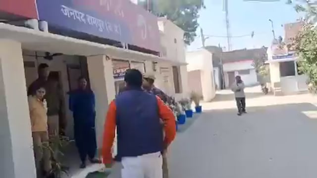 ▶️.....साले आग लगा दूं मैं थाने को , नौटंकी बना कर रख दिया है सालों ने” 
बजरंग दल के कार्यकर्ता सूरज पटेल थाने पहुंचे हैं
दारोग़ा और पुलिसकर्मियों को खुली गाली दे रहे हैं
मामला यूपी के रामपुर का है