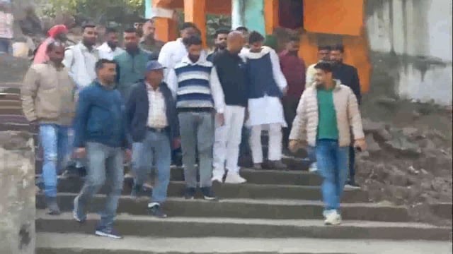 क्षेत्रीय भ्रमण के दौरान झरना मंदिर परिसर पहुंचे पूर्व राजद प्रत्याशी चाणक्य प्रकाश रंजन, किसानों ने बताई अपनी समस्या