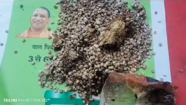 MANT- सोंख़ के अक्खा अलावल में आंगनबाड़ी केंद्र पर सड़ा गला राशन मिलने से ग्रामीणों में रोष,राशन बितरण का भी लगाया आरोप,,