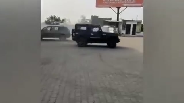 ▶️......यूपी - अमरोहा जिले के गजरौला में रेस्टोरेंट के बाहर थार वाले ने गोल–गोल घुमाकर अपनी बहुमुखी प्रतिभा का प्रदर्शन किया
थार वालों को सम्मानित करने के लिए @amrohapolice को बहुत सारे मेडल खरीद लेने चाहिए
दिल्ली–लखनऊ नेशनल हाईवे पर गजरौला इसका हब बना है