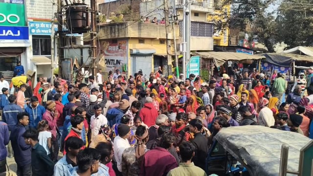 सड़क हादसे में मृत युवक के परिजनों ने गोल चौक पर किया सड़क जाम, अधिकारियों ने समझा बुझाकर सड़क जाम को समाप्त करवाया।