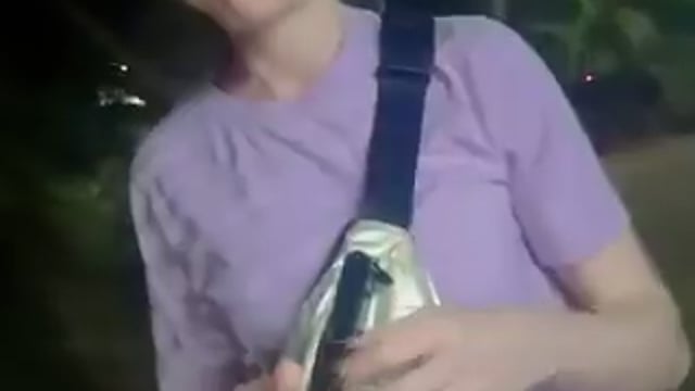 ▶️....मुंबई – इंसानियत और अतिथि देवो भव की मिसाल
कोलाबा में रात करीब 10 बजे रास्ता भटककर रो रही एक विदेशी महिला टूरिस्ट की मदद रैपीडो बाइकर सिंधु कुमारी ने की, फोन में इंटरनेट नहीं चल रहा था और होटल का रास्ता नहीं मिल पा रहा था
सिंधु कुमारी ने महिला को अपनी बाइक पर बैठाकर सुरक्षित उसके होटल तक पहुंचाया, होटल पहुंचते ही विदेशी महिला के चेहरे पर राहत और मुस्कान साफ दिखी — यही है इंसानियत, यही है अतिथि देवो भव