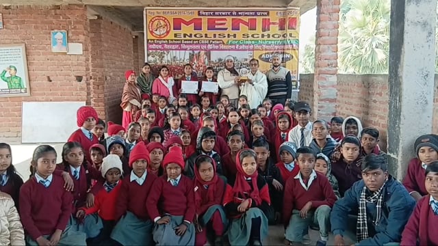 राज्यपाल द्वारा मेंही इंग्लिश स्कूल के तीन छात्रओं सहित निर्देशक सम्मानित