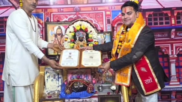 MANT- मथुरा के प्राचीन बद्रीनाथ मंदिर महंत जी की पहल, पत्रकार और गौ रक्षों को समर्पित चढ़ा वा,,