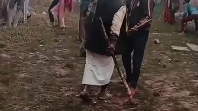 पतंग लूटने का विवाद इस कदर बढ़ गया कि एक पक्ष द्वारा दूसरे पक्ष के घर में घुस कर मारपीट का लाइव वीडियो देख हो जाएंगे दंग