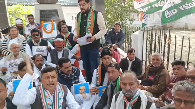 मनरेगा की बहाली के लिए कांग्रेसियों ने रखा उपवास,भाजपा पर लगाए बड़े आरोप
