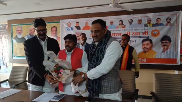 प्रभारी मंत्री ने जी राम जी योजना की बताई खूबियां लेकिन पूरा नाम पूछने पर पलटने लगे पन्ना देखिए पूरी खबर