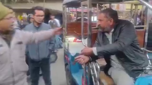 ▶️.......यह वीडियो मथुरा से है।‌ वीडियो में ई-रिक्शा पर बैठे दीपक राजपूत हैं। लक्ष्मी नगर में रहते हैं। ई-रिक्शा चलाते हैं। आज शाम को ई-रिक्शा से वृंदावन जा रहे थे। रास्ते में ई- रिक्शा में छिपकर बैठे सांप ने उसके हाथ में डस लिया। उन्होंने उसे जेब में रख लिया। वे अस्पताल जाने लगे। रास्ते में पुलिस ने टोका तो जेब से सांप निकालकर दिखा दिया।