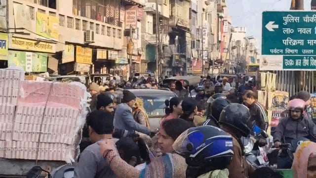 मथुरा के होली गेट चौराहे पर चरमराई यातायात व्यवस्था लगा भीषण जाम।