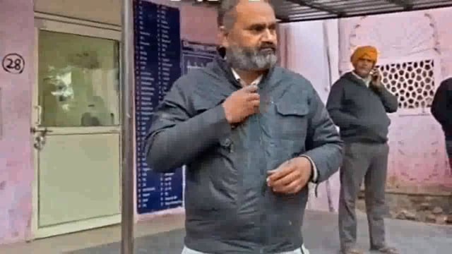 सांप के काटने पर ई-रिक्शा चालक, जैकेट की जेब में सांप को रखकर पहुंचा मथुरा के जिला अस्पताल, लोगों में मचा हड़कंप, डाक्टरों पर लगाया ईलाज ना करने का गंभीर आरोप।