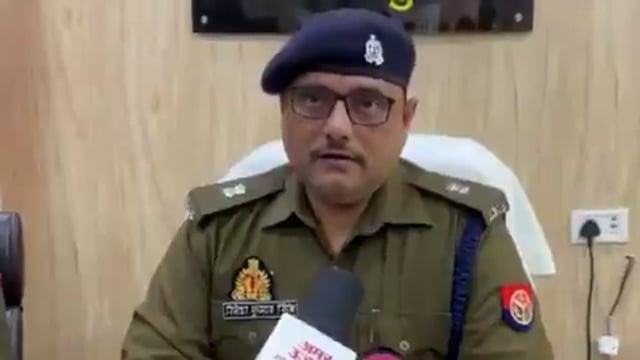 ▶️......अपराधियों का नया हथियार- SIR संशोधन।।
अबतक आप ने SIR के बहाने बिछड़ों के मिलने की खबरे सुनी होंगी यहां बाराबंकी के हैदरगढ़ क्षेत्र में SIR संशोधन के लिया बुलाने के नाम पर लड़के का अपहरण कर लिया शिकायत मिलने पर पुलिस ने मोहम्मद नुरैन, मोहम्मद फैजल और शिवम् शुक्ला को गिरफ्तार किया है 
गिरफ्तार अभियुक्तों ने बताया कि हमने शिवरतन गंज थाना क्षेत्र निवासी राकेश पांडे के बेटे कार्तिक शुक्ल को फार्म (SIR) को सही कराने के लिए फोन कर बारात घर के पास बुलाया अपहरण कर उसको फिरौती के लिए बन्द मकान मे रखा था, जहां से मौका पाकर अपहृत कार्तिक पाण्डेय भाग निकला और पास मौजूद ग्रामीणों की मदद से डॉयल 112 को जानकारी दी। #Barabanki