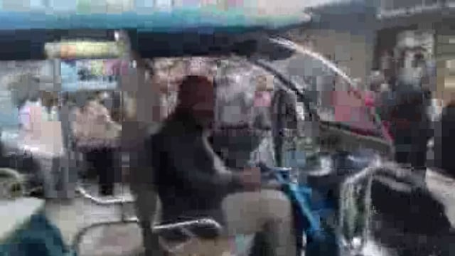 यह वीडियो मथुरा से है।‌ वीडियो में ई-रिक्शा पर बैठे दीपक राजपूत हैं। लक्ष्मी नगर में रहते हैं। ई-रिक्शा चलाते हैं। आज शाम को ई-रिक्शा से वृंदावन जा रहे थे। रास्ते में ई- रिक्शा में छिपकर बैठे सांप ने उसके हाथ में डस लिया। उन्होंने उसे जेब में रख लिया। वे अस्पताल जाने लगे। रास्ते में पुलिस ने टोका तो जेब से सांप निकालकर दिखा दिया।