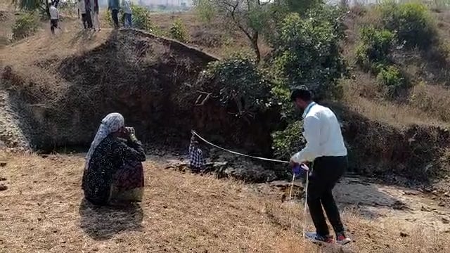 मारोती तांडा येथील पाझर तलावाखाली अनाधिकृत विहिरीचे खोदकाम सुरू असल्याची तक्रार,पाटबंधारे विभागाने केली पाहणी