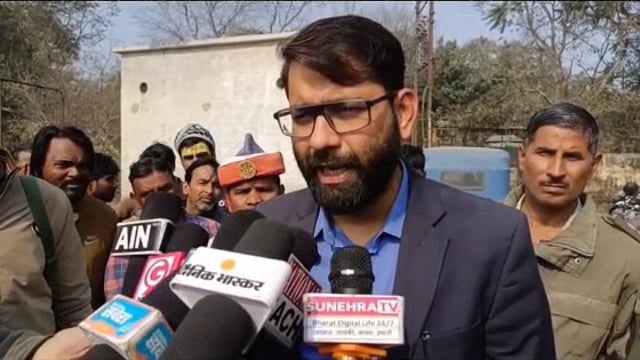 MANT- ई-रिक्शा चालको की रोजी-रोटी की लड़ाई को लेकर, मथुरा में चालकों का,धरना प्रदर्शन,,