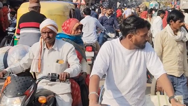 पिनाहट में मकर संक्रांति पर्व को लेकर जोर-शोर से तैयारियां चल रही हैं, और इसी के साथ बाजारों में रौनक बढ़ गई है; तिल, गुड़, रेवड़ी, गजक की खरीदारी के लिए लोगों की भारी भीड़ उमड़ पड़ी है, जिससे पूरे क्षेत्र में त्योहार का उत्साह दिखा