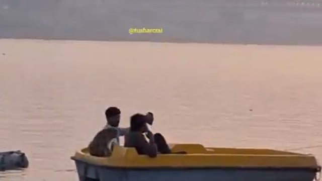 ▶️....यूपी के प्रयागराज माघ मेला का एक दिलचस्प वीडियो सामने आया है
वोट क्लब इलाके में अचानक एक वानर पहुंच गया और उसकी चाहत थी नौका विहार करने की
नाव की तलाश शुरू हुई तो मेले में आए दो युवक उसकी फिरकी लेने लगे
वानर भी तेजतर्रार और होशियार निकला और पलक झपकते ही उन दोनों की नाव पर कूद पड़ा
वापसी के समय यही वानर उखड़ गया और एक युवक को बस काटते काटते छोड़ा
उसे उतारते समय युवक खुद कैसे भागा, वीडियो में  देखें